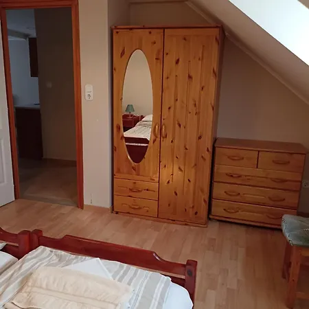 Bor Apartmanhaz アパート Gyenesdiás