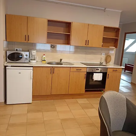 Bor Apartmanhaz アパート Gyenesdiás