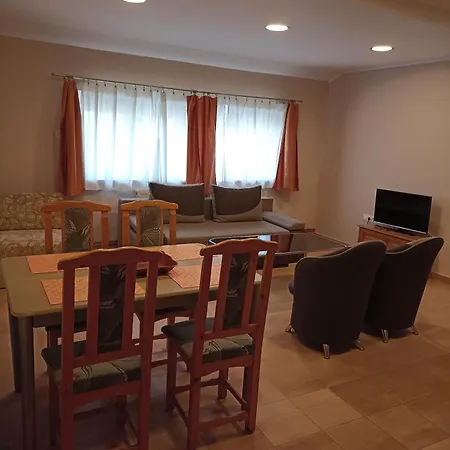 Bor Apartmanhaz アパート